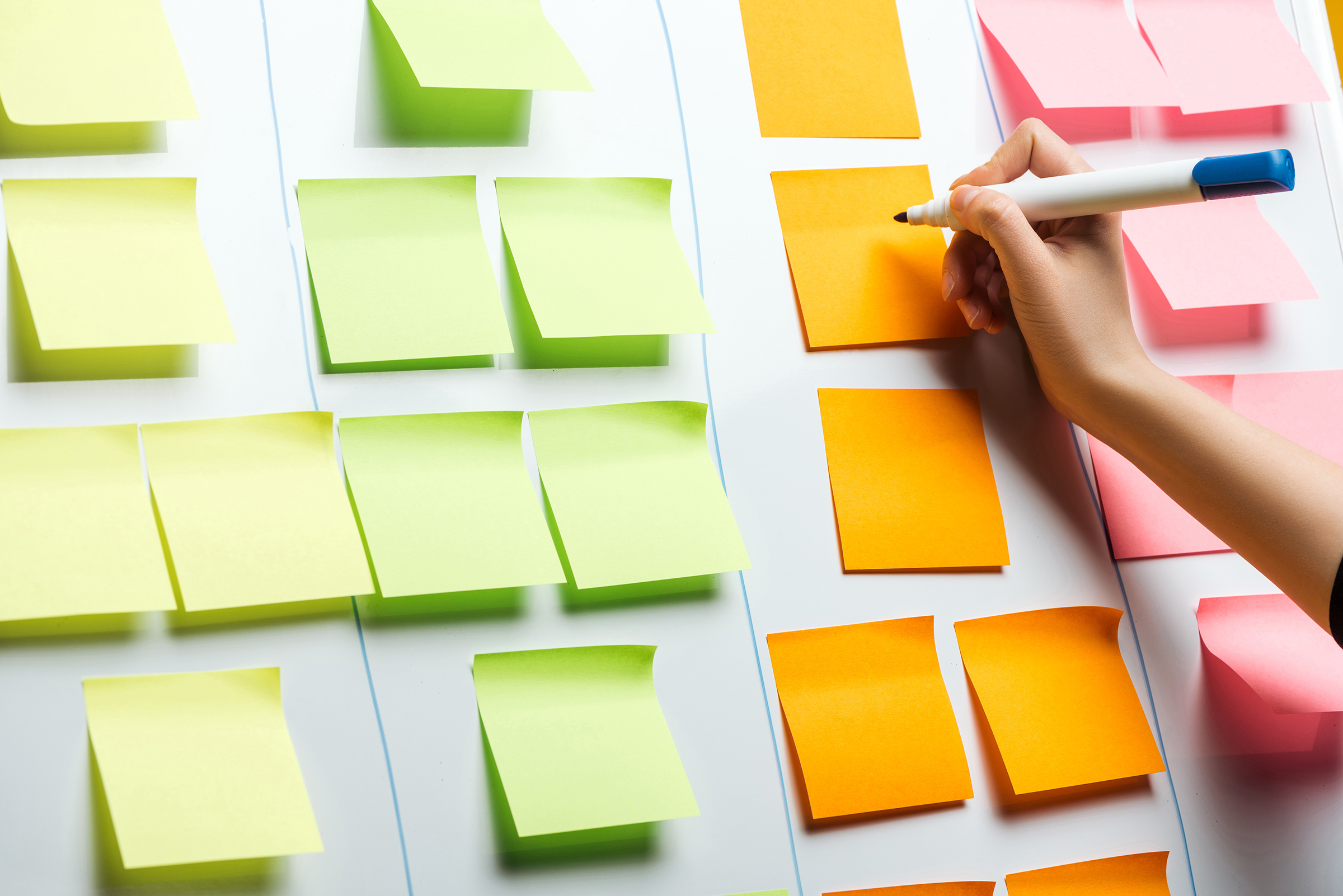 cropped view of businesswoman writing on sticky notes