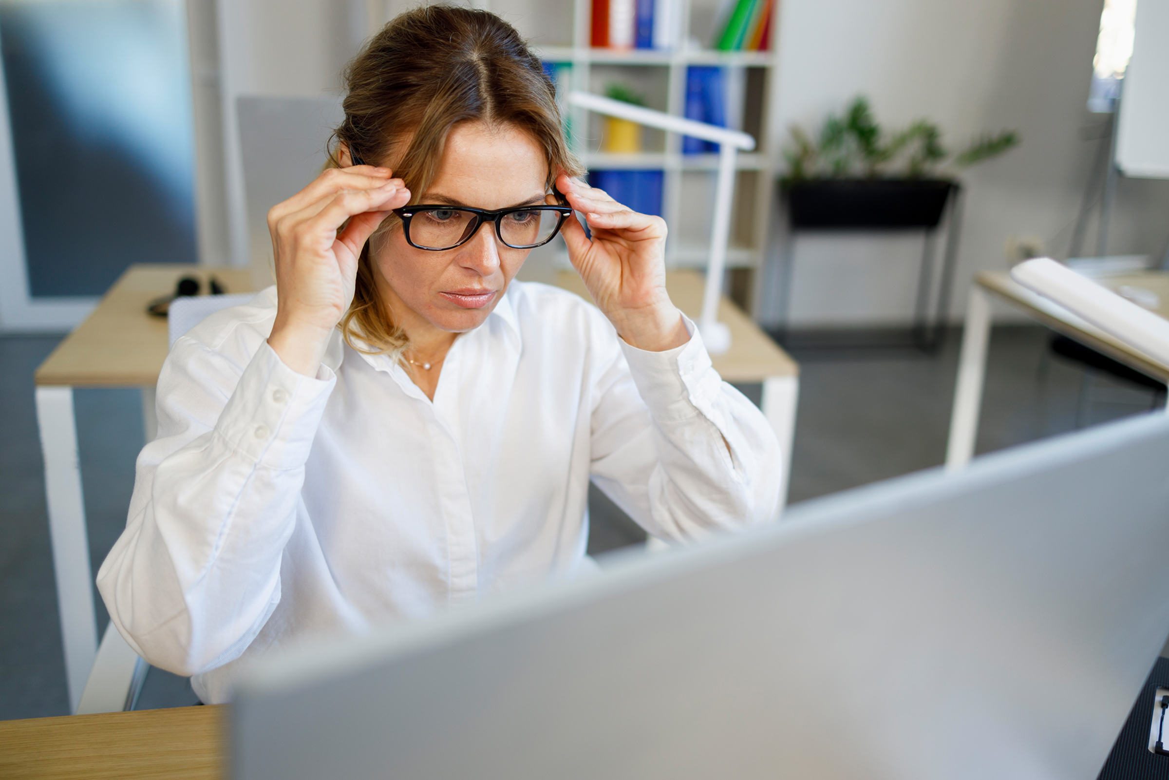 mature female office worker is concentrated